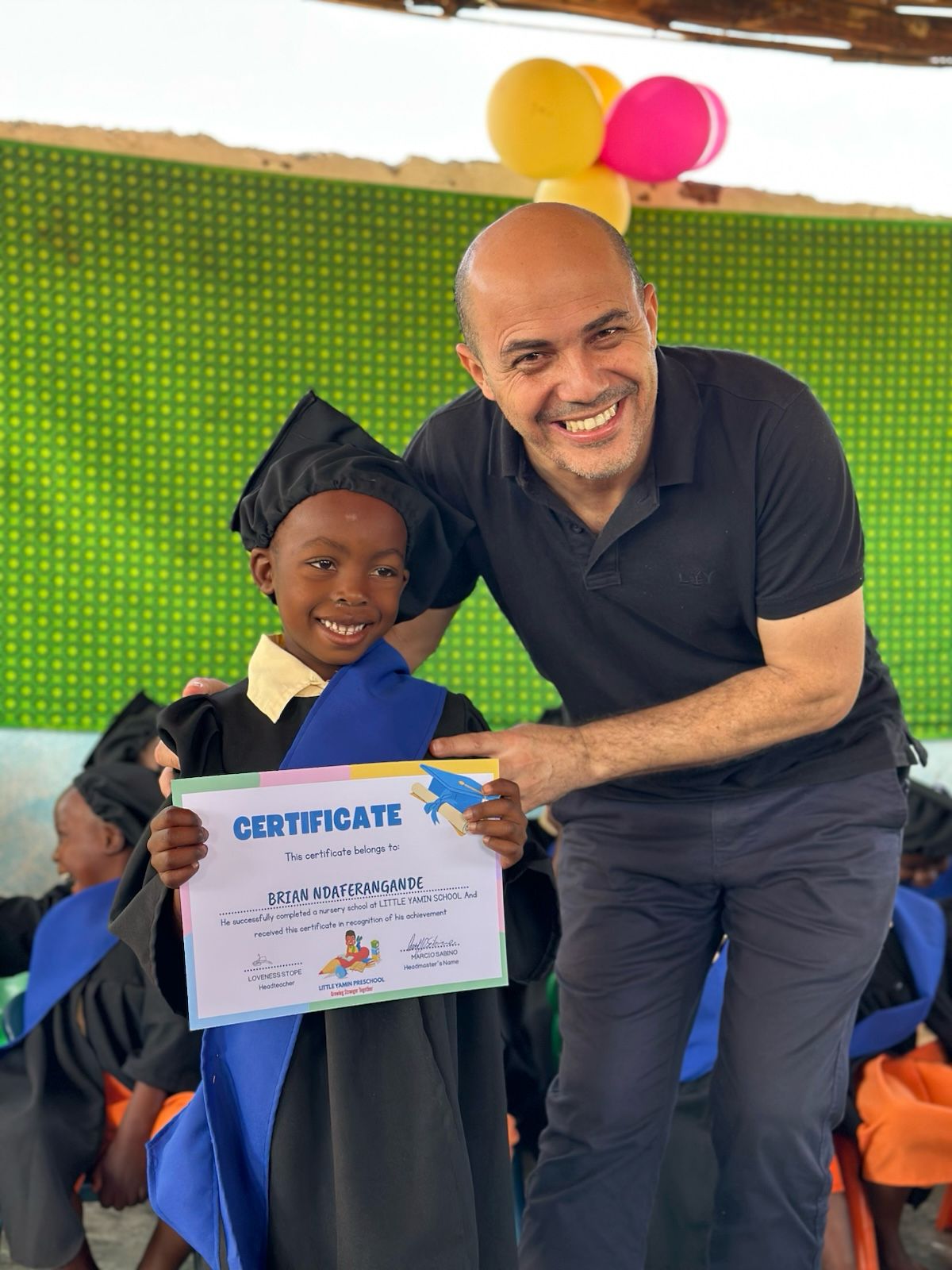 Criança recebendo certificado de conclusão da pré-escola
